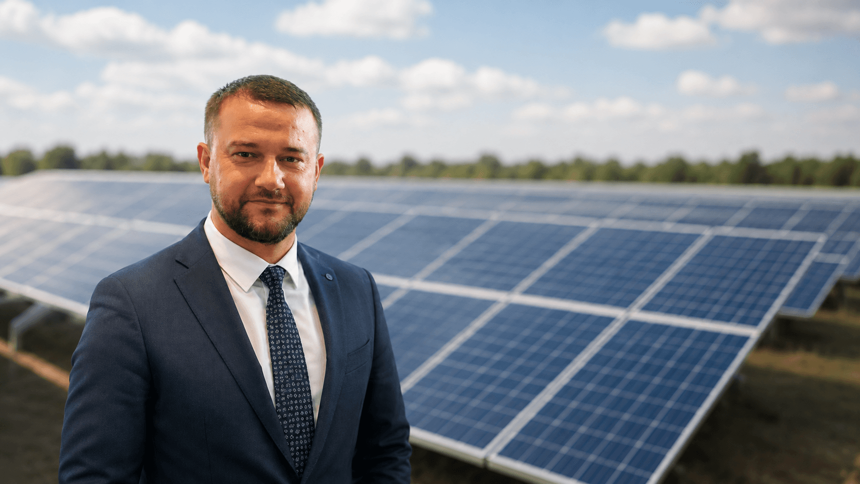 Колосовський Дмитро Вадимович на тлі сонячної електростанції