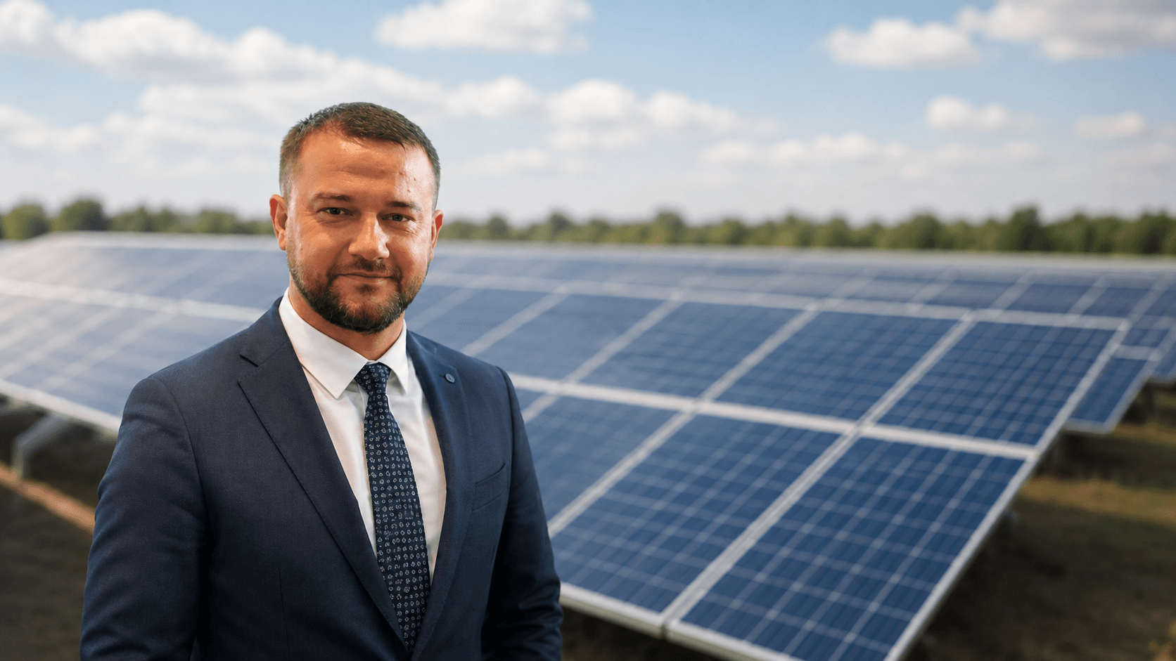 Колосовський Дмитро Вадимович на тлі сонячної електростанції